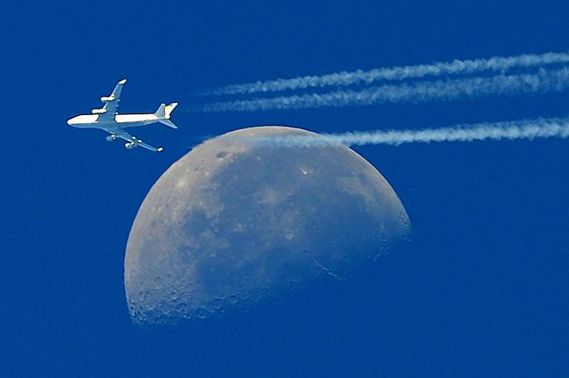 Jeudi 30 septembre, à Martigues, près de Marseille, cet avion passe sur fond de lune immense, comme du jamais vu ! 