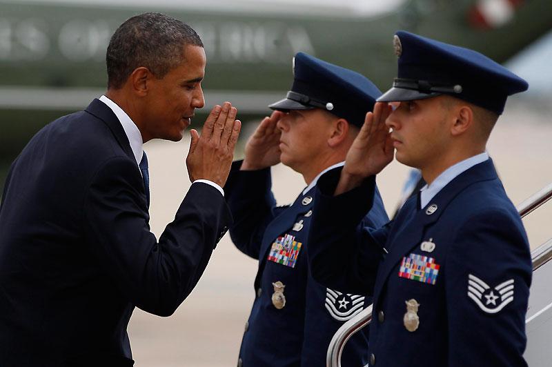 Mardi 28 septembre, le président américain Barack Obama salue ces deux officiers, juste avant d’embarquer dans l’avion en direction d’Albuquerque, au Nouveau-Mexique. 