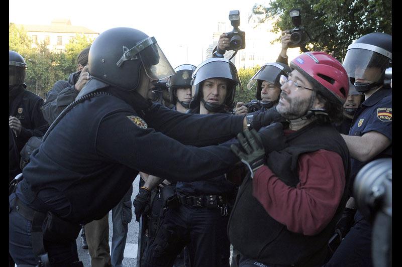 Des heurts ont éclaté mercredi 29 septembre, à Madrid, lors d’une manifestation contre les mesures d'austérité engagées par le gouvernement du socialiste José Luis Rodriguez Zapatero. Pour la première fois depuis 2002, l'Espagne est paralysée par cette grève générale.