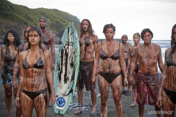 Greenpeace/Fraser Newman Samedi 2 octobre dans 15 villes de France : des militants de Greenpeace englués de pétrole jusqu’au cou !