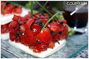 Tartare de tomates sur lit de mozzarella ou en mille-feuilles ... tartare de tomates 002