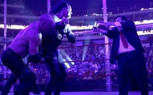 Paul Bearer trahit Undertaker Undertaker aveuglé par Paul Bearer