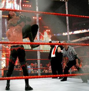 Kane vainqueur de l'Undertaker à Hell in a cell Undertaker vaincu par Kane