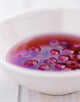 Une histoire de kompot?? Compote?? http://cuisine.elle.fr/var/plain_site/storage/images/elle-a-table/recettes-de-cuisine/kompot-aux-framboises/12057505-1-fre-FR/Kompot-aux-framboises_large_recette.jpg