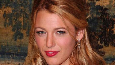 Gossip Girl ... Blake Lively ... elle aime se moquer de son petit copain Gossip Girl ... Blake Lively ... elle aime se moquer de son petit copain