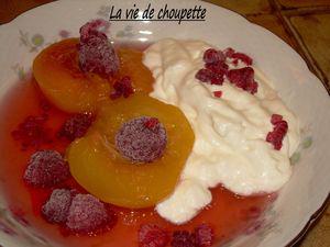 PECHES JAUNES POCHEES AUX FRAMBOISES ET CHANTILLY AUX AMANDES 001