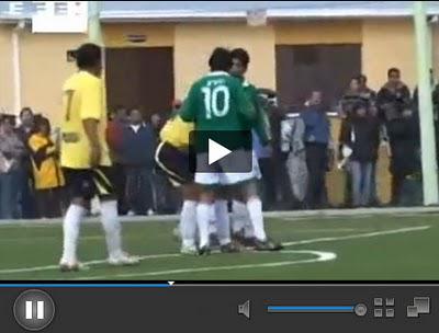 Evo Morales, président bolivien, pendant un match de football, donne un coup de genou dans les couilles de son adversaire Evo Morales, président bolivien, pendant un match de football, donne un coup de genou dans les couilles de son adversaire