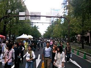 Le quartier de Shinsaibashi : journée piétonne (Midosuji Kappo) Le quartier de Shinsaibashi : journée piétonne (Midosuji Kappo)