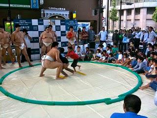 Le quartier de Shinsaibashi : journée piétonne (Midosuji Kappo) Le quartier de Shinsaibashi : journée piétonne (Midosuji Kappo)
