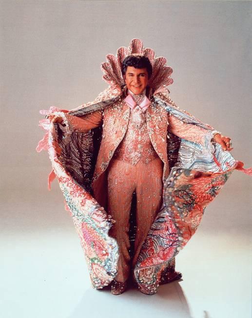 Découvrez Liberace, star kitch & camp de la télé US et héros du nouveau roman d'Amanda Sthers Découvrez Liberace, star kitch & camp de la télé US et héros du nouveau roman d'Amanda Sthers