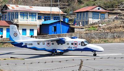 Lukla au Népal : atterrissage long d’un Do228 de Sita Air