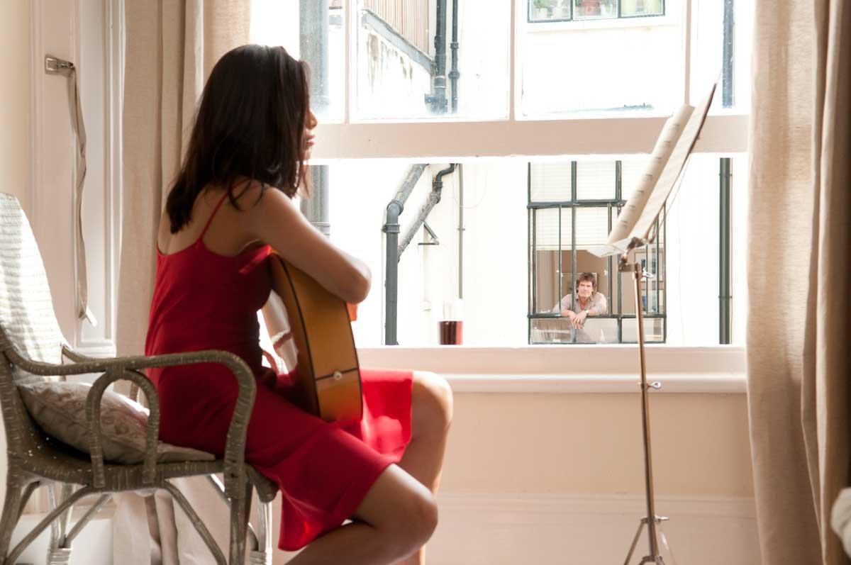 Freida Pinto et Josh Brolin. Warner Bros. France Freida Pinto et Josh Brolin. Warner Bros. France