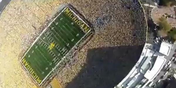 Parachuté dans un stade au Michigan