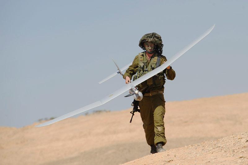 Un soldat israélien et son drone, durant un exercice militaire sur la base de Shizafon dans le sud du Negev, mardi 12 octobre.