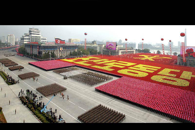Une gigantesque parade militaire a été organisée à Pyongyang, en Corée du Nord, dimanche 10 octobre, pour commémorer le 65è anniversaire de la création du parti des Travailleurs. Ce défilé a aussi été l’occasion de présenter au peuple et au monde, le futur dirigeant présumé du pays, Kim Jong-Un. 