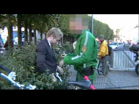 Mec bourré frappe un flic avec un vibromasseur Image de prévisualisation YouTube