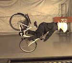 Un airbag en forme de casque pour les cyclistes vidéo airbag tête vélo