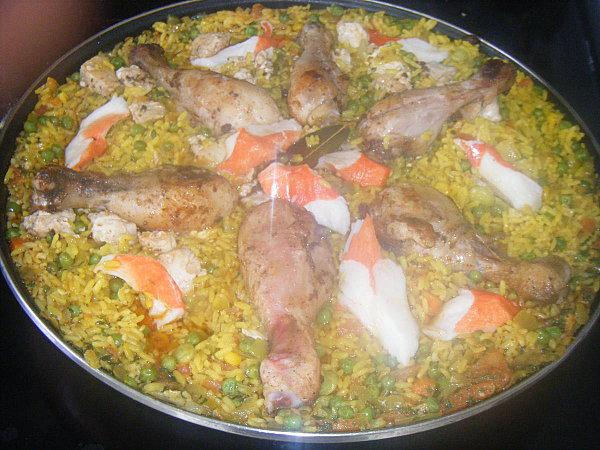 Paella au poulet, aux légumes et fruits de mer