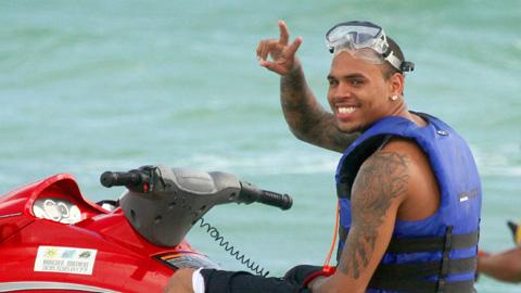 Chris Brown produit par David Guetta ... voilà le clip Yeah 3X Chris Brown produit par David Guetta ... voilà le clip Yeah 3X