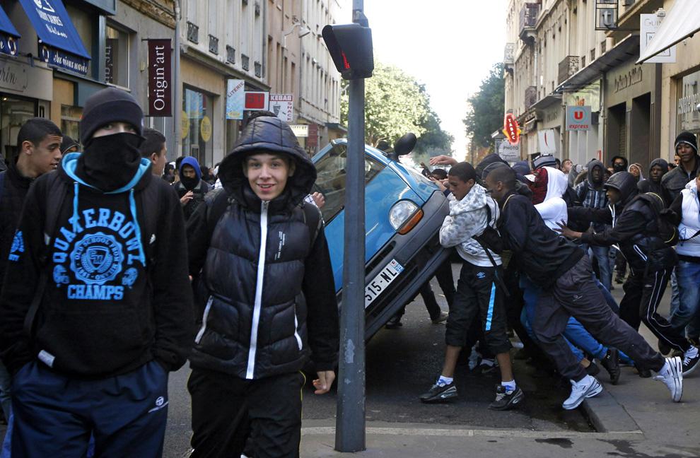 C'est la luttteeuuu finaaleee http://i51.tinypic.com/6i5o5j.jpg