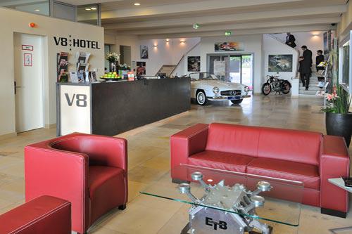 article-V8-lobby