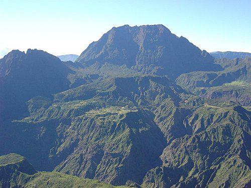 Bell'attitude s'envolle pour l'île de la Réunion. mafate19yc.jpg