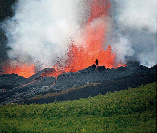 Bell'attitude s'envolle pour l'île de la Réunion. ile_La_Reunion_Volcan_Piton-_de_la_Fournaise_eruption--.jpg