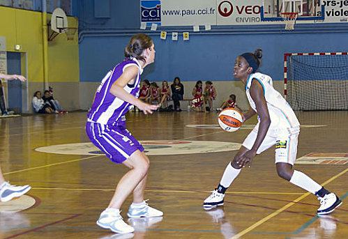 Ligue 2: La Journée 8 du 30/10/2010 Clarisse-M-PAKA--Pau-Orthez-.jpg