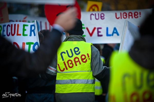 Rue Libre. Manifestation à reculons pour défendre les arts de la rue. manifestation-art-de-la-rue-paris