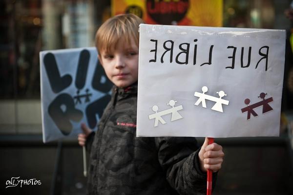 Rue Libre. Manifestation à reculons pour défendre les arts de la rue. manifestation-art-de-la-rue-paris-07