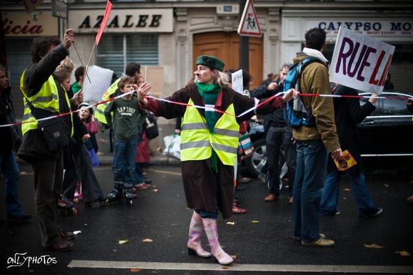 Rue Libre. Manifestation à reculons pour défendre les arts de la rue. manifestation-art-de-la-rue-paris-13