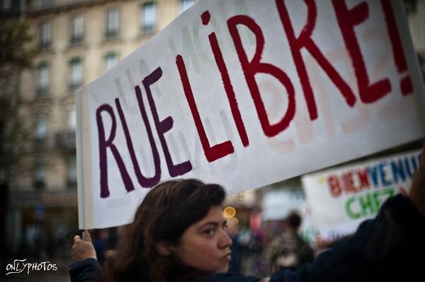 Rue Libre. Manifestation à reculons pour défendre les arts de la rue. manifestation-art-de-la-rue-paris-14