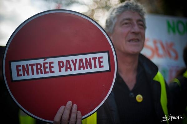 Rue Libre. Manifestation à reculons pour défendre les arts de la rue. manifestation-art-de-la-rue-paris-09