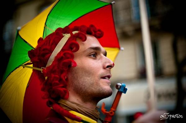 Rue Libre. Manifestation à reculons pour défendre les arts de la rue. manifestation-art-de-la-rue-paris-15