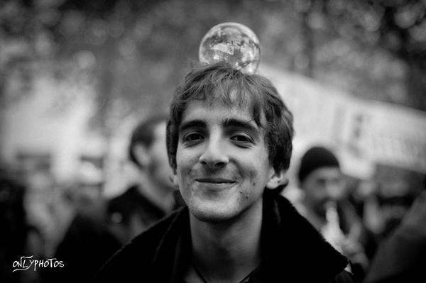 Rue Libre. Manifestation à reculons pour défendre les arts de la rue. manifestation-art-de-la-rue-paris-16