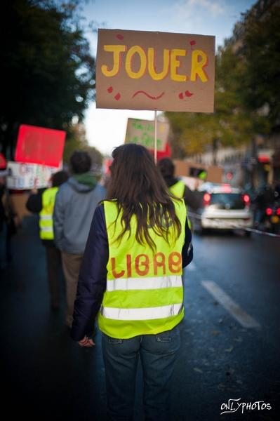 Rue Libre. Manifestation à reculons pour défendre les arts de la rue. manifestation-art-de-la-rue-paris-08