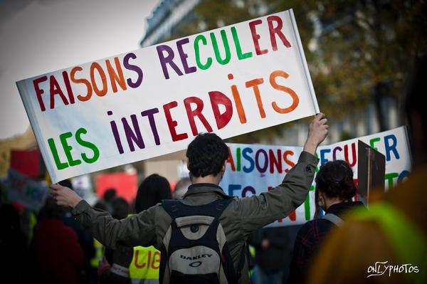 Rue Libre. Manifestation à reculons pour défendre les arts de la rue. manifestation-art-de-la-rue-paris-02