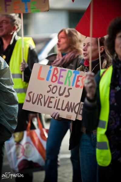 Rue Libre. Manifestation à reculons pour défendre les arts de la rue. manifestation-art-de-la-rue-paris-03