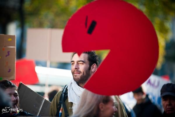Rue Libre. Manifestation à reculons pour défendre les arts de la rue. manifestation-art-de-la-rue-paris-04