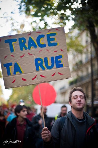 Rue Libre. Manifestation à reculons pour défendre les arts de la rue. manifestation-art-de-la-rue-paris-11