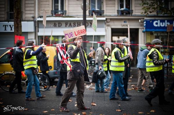 Rue Libre. Manifestation à reculons pour défendre les arts de la rue. manifestation-art-de-la-rue-paris-12