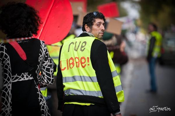 Rue Libre. Manifestation à reculons pour défendre les arts de la rue. manifestation-art-de-la-rue-paris-06
