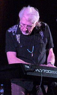 John Mayall- support: Geezer Young au Centre Culturel René Magritte - Lessines, le 31 octobre 2010 P1030942.JPG
