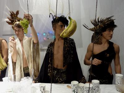 Putes Mythologiques et couture avant-gardiste. Putes Mythologiques et couture avant-gardiste.