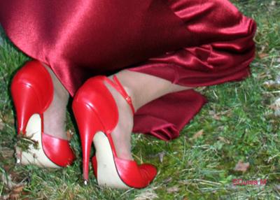 Chaussures rouges à talons aiguille portées par un travesti ou transgenre. Photo de Dunia Miralles.