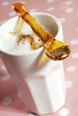 LAIT CHAUD à la CARDAMOME et CUILLÈRE de CARAMEL