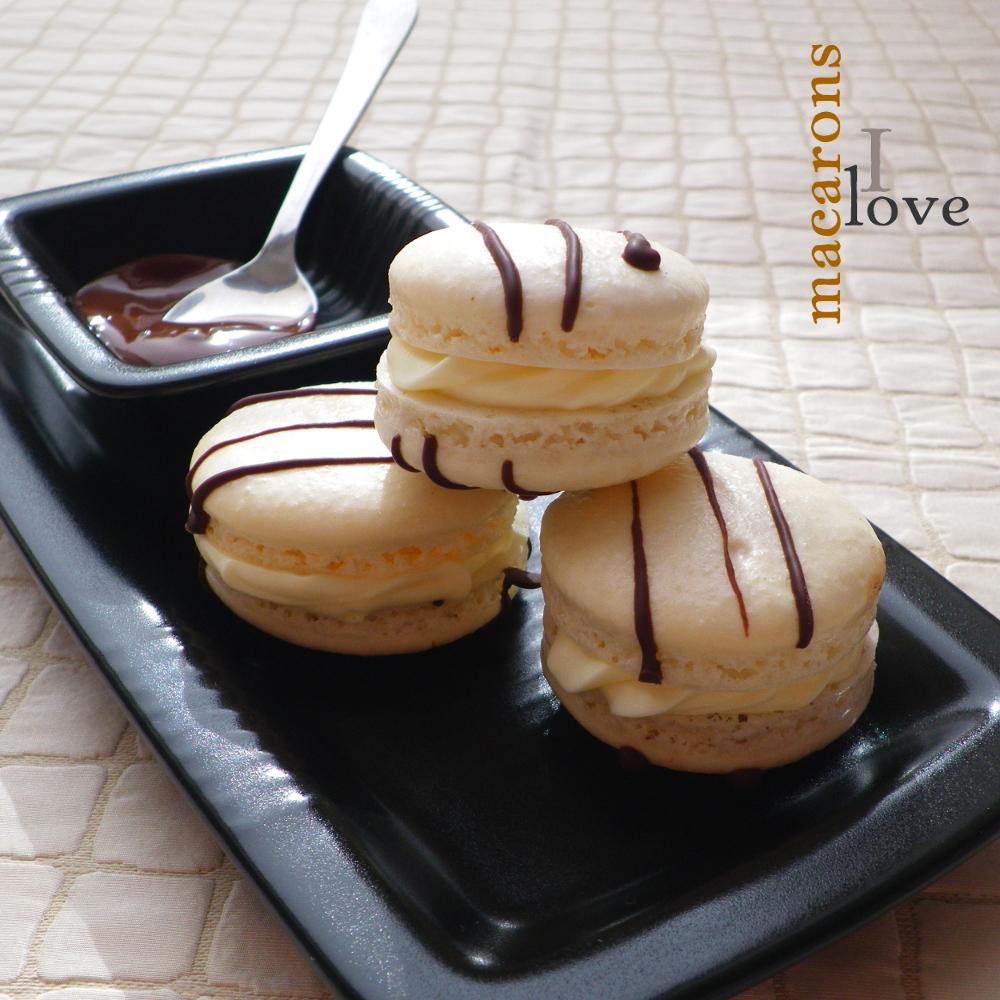 Macarons au Chocolat blanc, décorés de chocolat noir