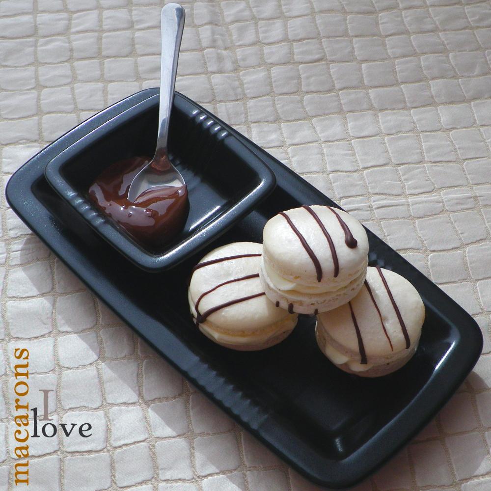 Macarons au Chocolat blanc, décorés de chocolat noir
