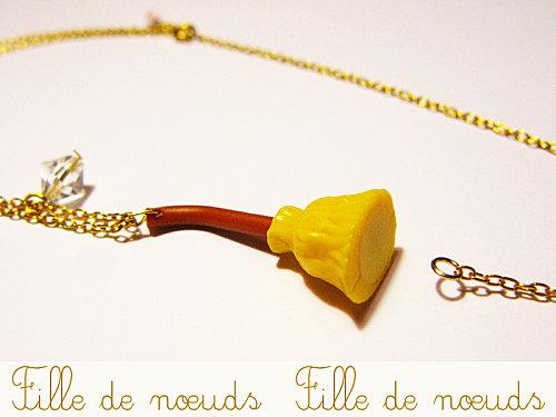 bijou-jouet-collier-balai-aimante.jpg