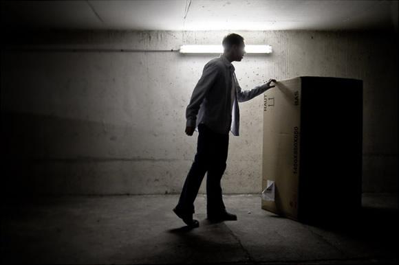 Cardboard Box Head #2 - Thinking outside the box - photographie conceptuelle Cardboard Box Head #2 - Thinking outside the box - photographie conceptuelle